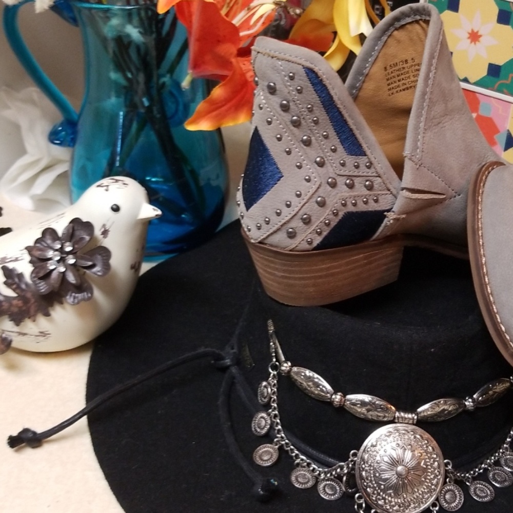 NWOT  LUCKY BRAND BOOTIES - Picture 3 of 8